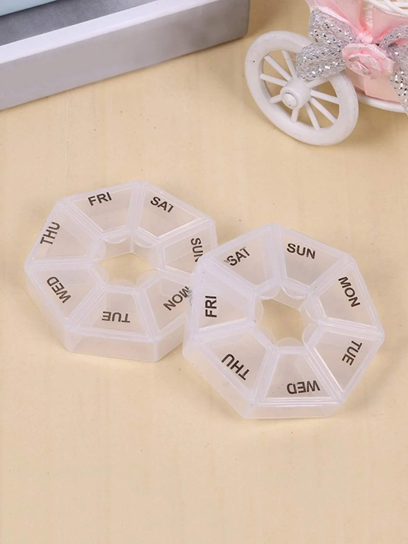 1pc Letter Graphic 7 Grids Medicine Storage Box