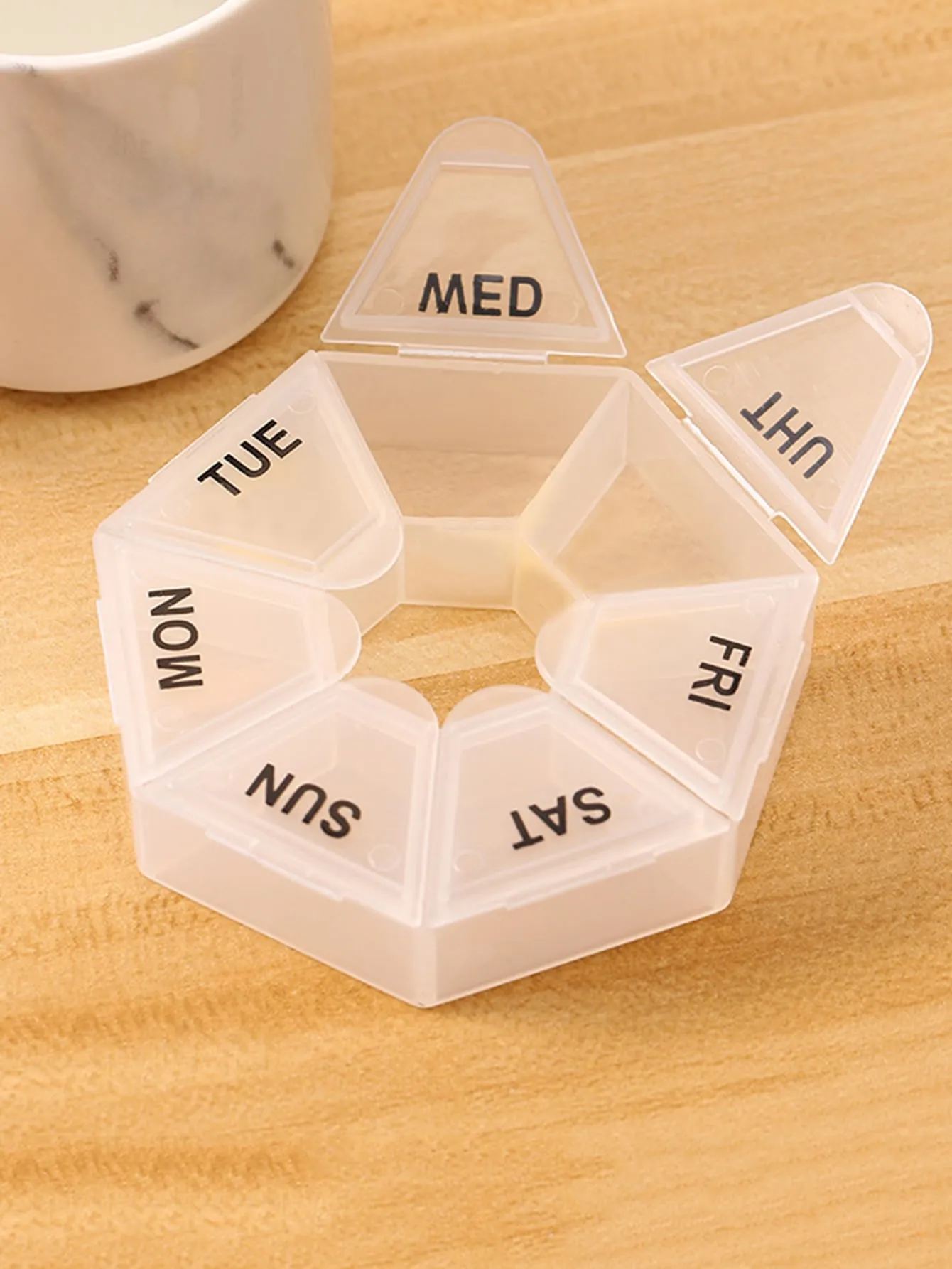 1pc Letter Graphic 7 Grids Medicine Storage Box