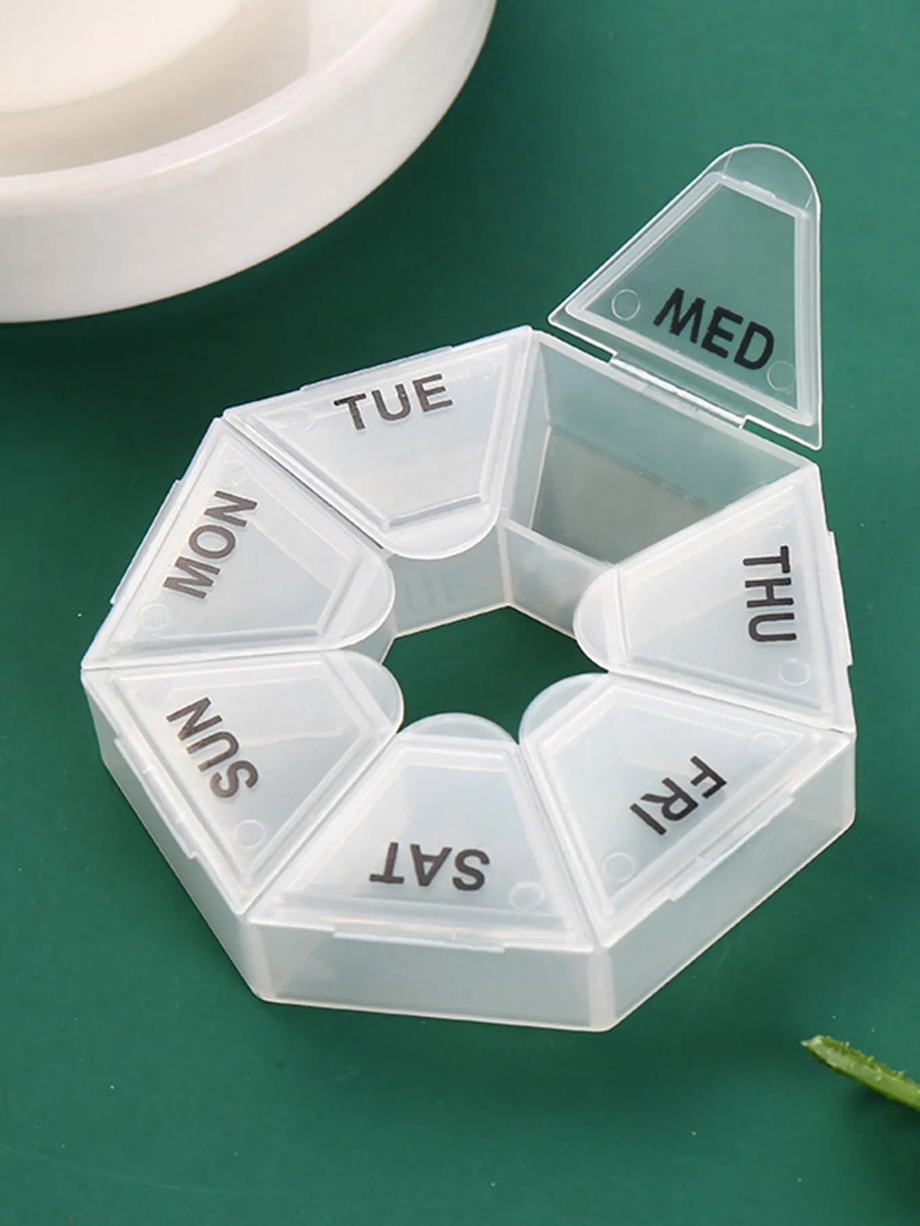 1pc Letter Graphic 7 Grids Medicine Storage Box