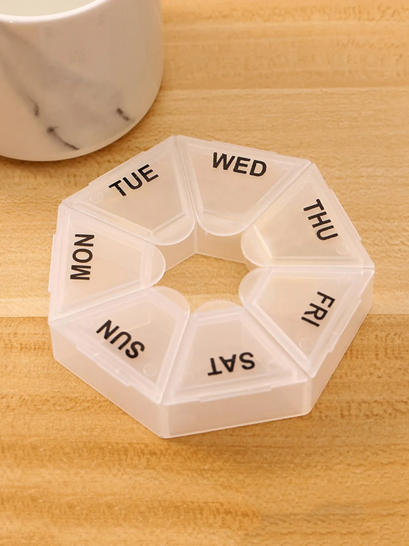 1pc Letter Graphic 7 Grids Medicine Storage Box